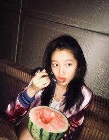 网红母女吃瓜图片