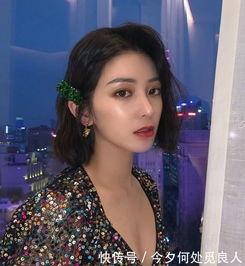 网红美女吃瓜点赞